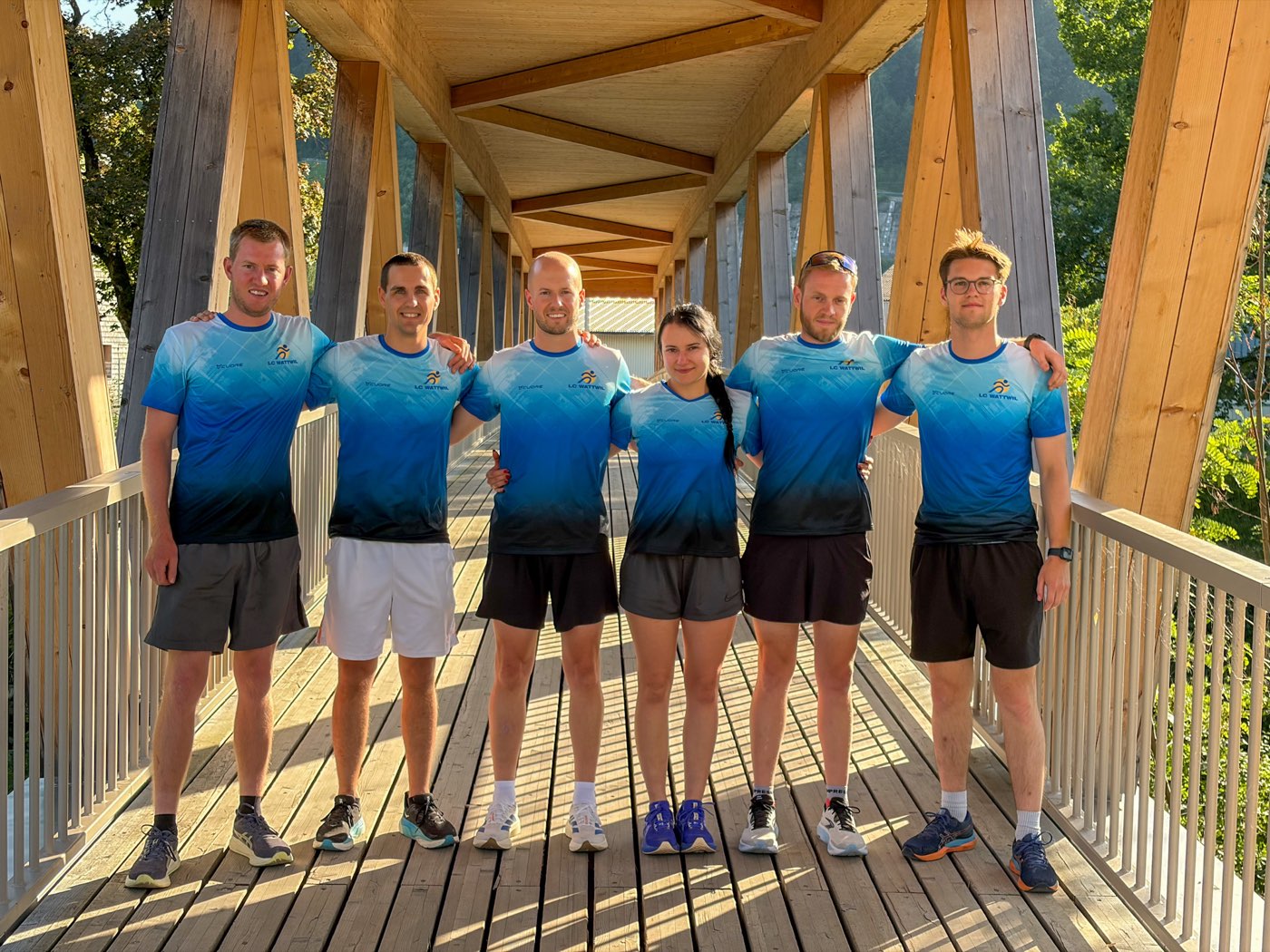 Gruppenbild des Vorstands des LC Wattwil auf einer Holzbrücke im Toggenburg